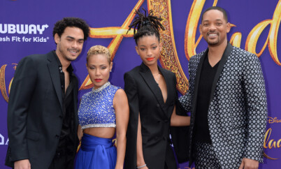 BERØMT FAMILIE: Willow Smith er datteren til Will Smith og Jada Pinkett Smith. Her avbildet med foreldrene og halvbroren Trey Smith. Hun har også broren Jaden Smith, som ikke er med på bildet. Foto: NTB Scanpix BERØMT FAMILIE: Willow Smith er datteren til Will Smith og Jada Pinkett Smith. Her avbildet med foreldrene og halvbroren Trey Smith. Hun har også broren Jaden Smith, som ikke er med på bildet. Foto: NTB Scanpix